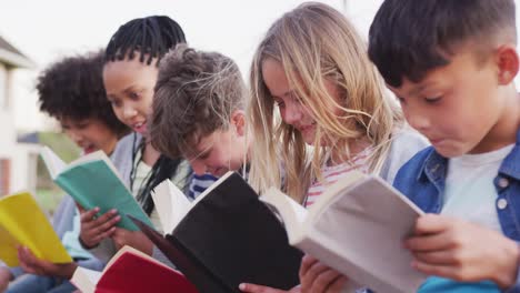 Gruppe-von-Kindern-beim-Lesen-von-Büchern