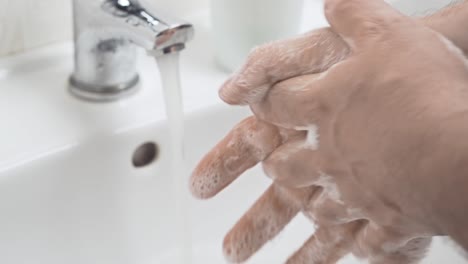 Coronavirus-Pandemie-Prävention.-Hände-mit-warmem-Seifenwasser-waschen.