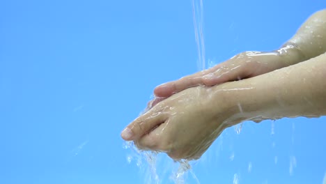 Vídeo-a-cámara-lenta-de-la-mujer-lavando-las-manos-bajo-el-agua-que-fluye