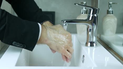 Waschen-Sie-den-Schmutz-von-Ihren-Händen-unter-dem-Wasserhahn,-eine-Nahaufnahme-der-Handwäsche,-der-Mann-kratzte-seine-Hände,-hält-sauber-und-Hygiene,-so-nicht-das-Virus-zu-bekommen