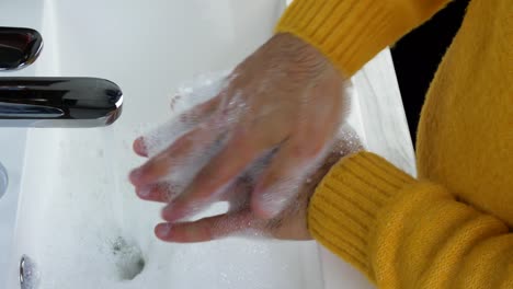 Waschen-Sie-die-Hände-unter-einem-Wasserhahn-mit-Wasser,-waschen-Sie-Schmutz-von-den-Händen-und-schmutzige-Bakterien,-Körperhygiene.