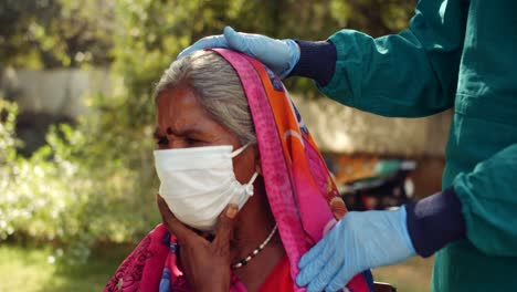 Ärzte-im-Freien-mit-einer-Seniorin-im-ländlichen-Indien