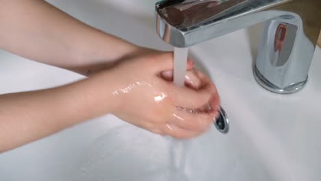 Kleines-Kind-Mädchen-waschen-Hände-für-covid-19-Virusdesinfektion,-medizinische-Versorgung