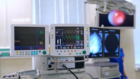 Equipos-de-ventilación-mecánica.-La-máquina-médica-trabaja-en-un-pabellón-durante-una-cirugía.-COVID-19-e-identificación-del-coronavirus.