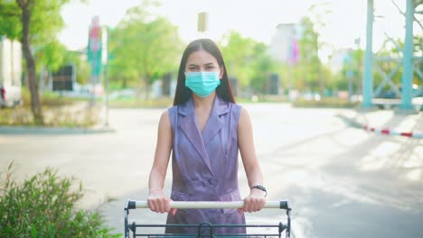 una-mujer-joven-está-usando-máscara-facial-en-el-centro-comercial