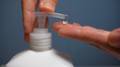 Lavado-de-manos-con-gel-de-alcohol-para-eliminar-bacterias-y-virus