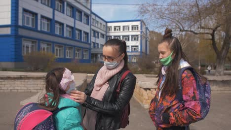 La-madre-con-dos-hijas-con-máscaras-antivirales-protectoras-está-en-la-calle.