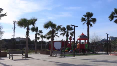 Geschlossene-öffentliche-Plätze.-Geschlossener-Spielplatz,-keine-Kinder-im-Stadtpark.