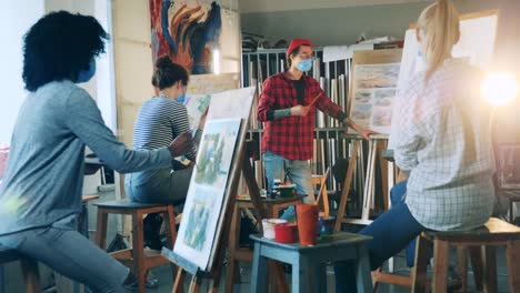 Gruppe-von-Studentinnen-studieren-Kunst-in-einem-Atelier