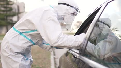 Healthcare-worker-doing-PCR-testing-on-Covid-19-from-patient-in-car