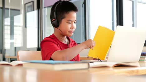 estudiante-de-niño-asiático-estudiando-la-lección-de-aprendizaje-en-línea.-educación-a-distancia-de-reuniones-remotas-en-casa