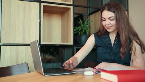 Concepto-de-enseñanza-en-línea-de-seminario-web-a-distancia.-Mujer-de-negocios,-estudiante,-maestra