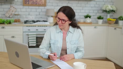 Concepto-de-reunión-de-webcam-de-la-oficina-de-educación-a-distancia-en-línea