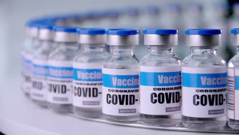 Viales-de-vidrio-para-la-vacuna-Covid-19-en-laboratorio.-Grupo-de-botellas-de-vacuna-contra-coronavirus.-Medicina-en-ampollas.