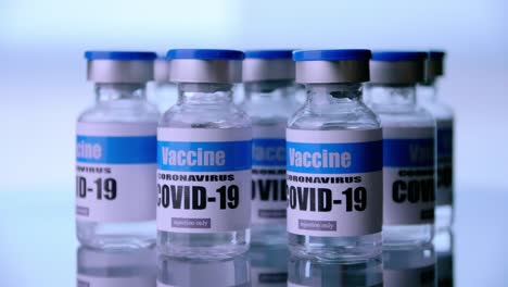 Viales-de-vidrio-para-la-vacuna-Covid-19-en-laboratorio.-Grupo-de-botellas-de-vacuna-contra-coronavirus.-Medicina-en-ampollas.