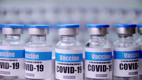 Viales-de-vidrio-para-la-vacuna-Covid-19-en-laboratorio.-Grupo-de-botellas-de-vacuna-contra-coronavirus.-Medicina-en-ampollas.