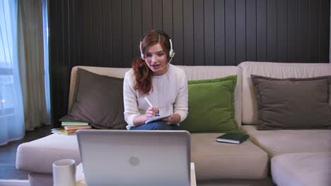 Lady-Student-Lernen-mit-Computer-Webcam-Chat-Macht-Notizen.-Fernunterrichtskonzept.