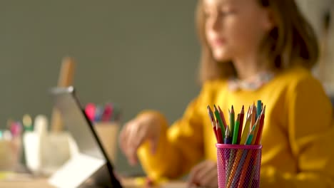 Lindo-niño-usar-portátil-para-la-educación,-estudio-en-línea,-estudio-en-casa.-La-chica-tiene-tarea-en-el-aprendizaje-a-distancia.