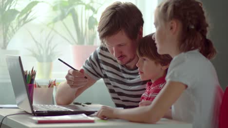 Estudio-en-línea,-niño-lindo-y-niña-utilizan-la-computadora-portátil-para-la-educación.-Los-niños-tienen-tareas-a-distancia.