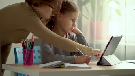 Homeschooling-für-Kinder.-Sohn-und-Tochter-nutzen-einen-Laptop-für-die-Ausbildung.