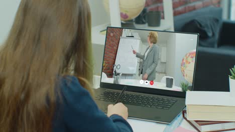 Adolescente-niña-estudiante-universitario-estudiar-charla-de-aprendizaje-a-distancia-con-profesor-en-línea-en-la-pantalla-del-ordenador-portátil-escribir-notas.-Videollamada-elearning,-clase-de-videoconferencia-con-tutor.