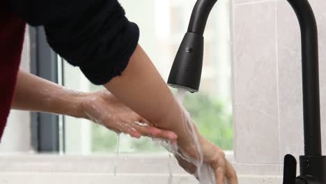 Slow-motion-video-of-woman-clean-up-the-foam-in-the-kitchen-sink