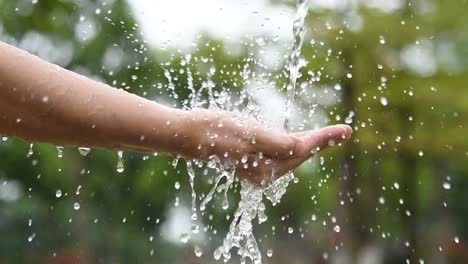 Zeitlupenvideo-von-Frau-Hand-unter-fließendem-Wasser