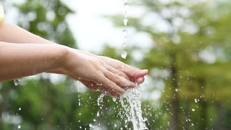 Vídeo-a-cámara-lenta-de-la-espuma-a-mano-bajo-el-agua-que-fluye