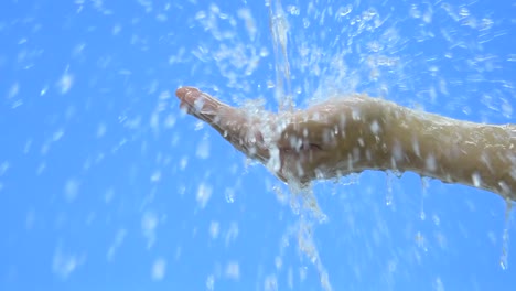 Video-a-cámara-lenta-de-la-mano-de-la-mujer-bajo-el-agua-que-fluye