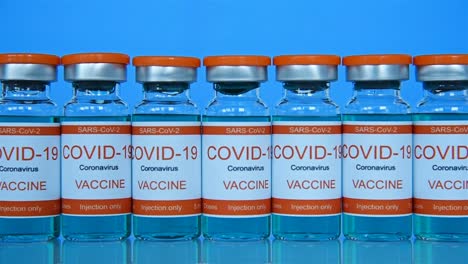 Nahaufnahme-von-Ampullen-mit-Covid-19-Impfstoff