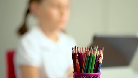 Lindo-niño-usar-portátil-para-la-educación,-estudio-en-línea,-estudio-en-casa.-La-chica-tiene-tarea-en-casa.