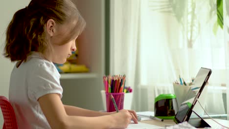 Lindo-niño-usar-portátil-para-la-educación,-estudio-en-línea,-estudio-en-casa.-La-chica-tiene-tarea-en-casa.