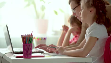 Online-Fernunterricht-für-Kinder.-Sohn-und-Tochter-nutzen-einen-Laptop-für-die-Ausbildung.