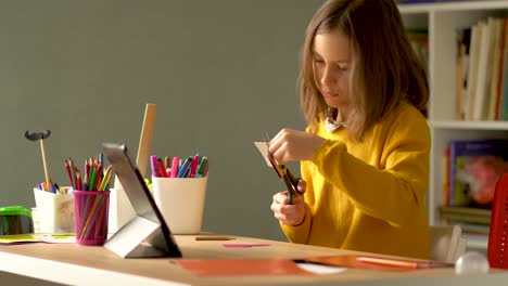 Lindo-niño-usar-portátil-para-la-educación,-estudio-en-línea,-estudio-en-casa.-La-chica-tiene-tarea-en-el-aprendizaje-a-distancia.