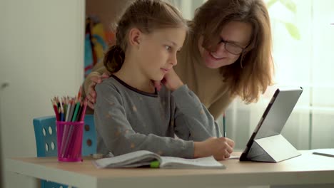 Online-Fernunterricht-für-Kinder.-Sohn-und-Tochter-nutzen-einen-Laptop-für-die-Ausbildung.