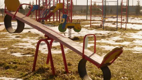 swing-vacío.-ningún-niño-durante-el-encierro-del-coronavirus