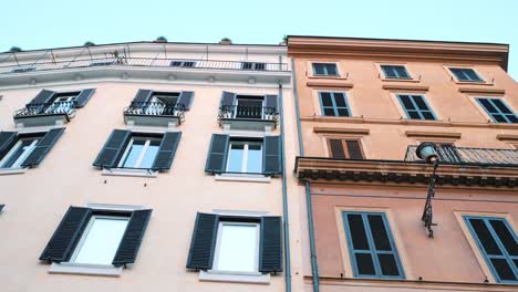 Calles-del-edificio-de-apartamentos-en-Roma.-Ventanas-con-persianas.-Fachadas-de-casas-en-las-calles-de-Italia.-Concepto-de-viaje.-Cámara-lenta.-4k