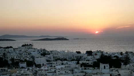 zoom-al-atardecer-a-la-vista-de-la-ciudad-de-chora,-en-Miconos