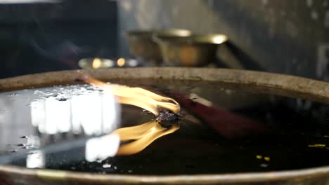 Kerze-in-die-Boudhanath.-Kathmandu-Tal,-Nepal.