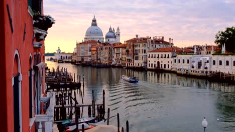 Movimiento-barrido-de-pasar-lancha.-Vista-del-hermoso-amanecer-del-Gran-Canal-y-Basilica-di-Santa-Maria-della-Salute.