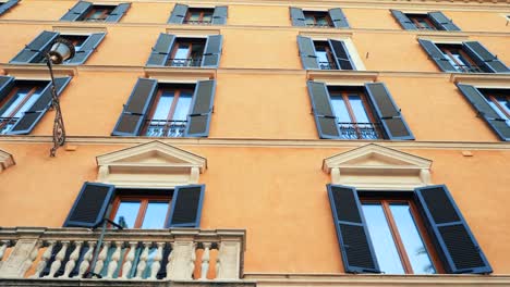 Calles-del-edificio-de-apartamentos-en-Roma.-Ventanas-con-persianas.-Fachadas-de-casas-en-las-calles-de-Italia.-Concepto-de-viaje.-Cámara-lenta.-4k