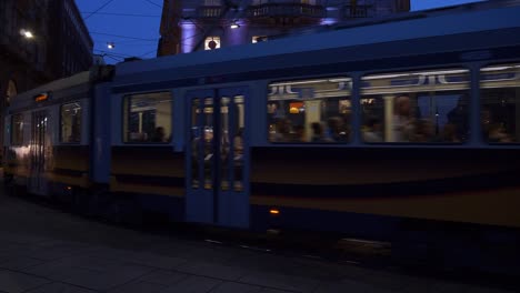 Italien-Nacht-beleuchtet-Mailand-berühmten-Straßenbahn-Verkehr-Straße-Kreuzung-Panorama-4k