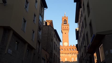 La-torre-de-Arnolfo,-en-Florencia,-una-obra-maestra-de-la-arquitectura