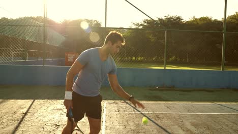 Kerl-spielt-tennis