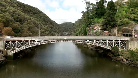 Morgen-schwenken-Schuss-von-der-Cataract-Gorge-Bridge-in-der-Stadt-launceston