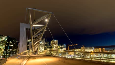 Día-de-skyline-de-la-ciudad-de-Oslo-para-timelapse-de-la-noche-en-el-puente-peatonal-de-Akrobaten-y-Bercode-proyecto,-lapso-de-tiempo-Oslo-Noruega-4K