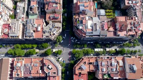 Top-Luftaufnahme-von-Barcelona-Eixample-Viertel-und-Block-Gebäude