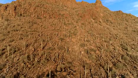 Wüste-bergpass-Drohne-Footage---Blick-auf-den-Sonnenuntergang