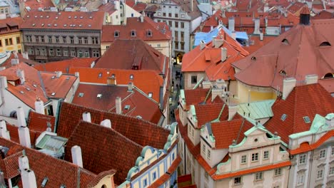 moving-panorama-of-old-town-of-Prague-in-daytime-in-summer,-tourists-are-walking
