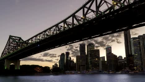 Vista-de-la-ciudad-de-Brisbane-debajo-del-puente-de-la-historia